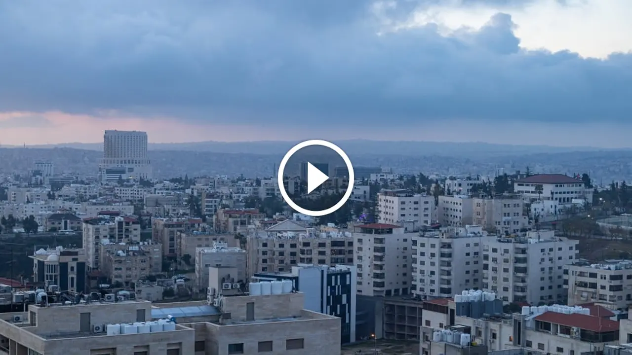 طقس بارد وزخات مطرية خفيفة تسيطر على الأجواء في مختلف المناطق اليوم